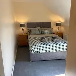 Spacious 5 Bed With Free Parking *