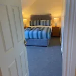 Spacious 5 Bed With Free Parking Casa de Férias
