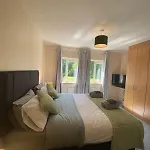 Casa de Férias Spacious 5 Bed With Free Parking *