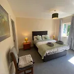 Spacious 5 Bed With Free Parking Casa de Férias