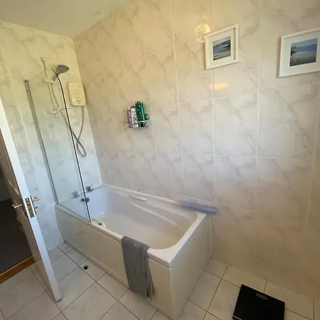 Spacious 5 Bed With Free Parking