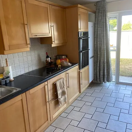 Spacious 5 Bed With Free Parking 펜션 킬라니
