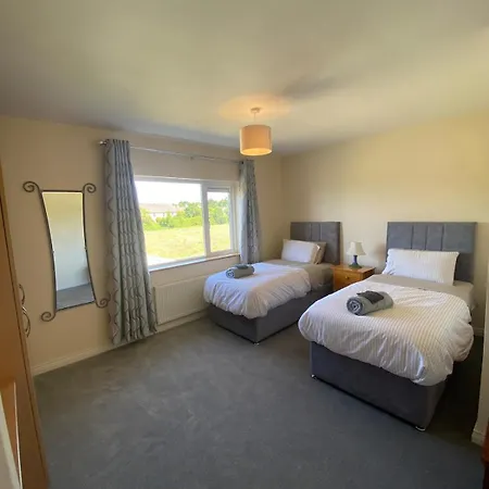 Spacious 5 Bed With Free Parking 펜션 *