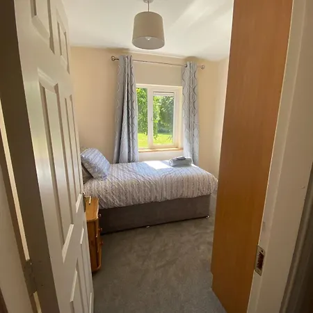 Spacious 5 Bed With Free Parking 펜션 *