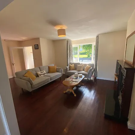 Spacious 5 Bed With Free Parking 킬라니