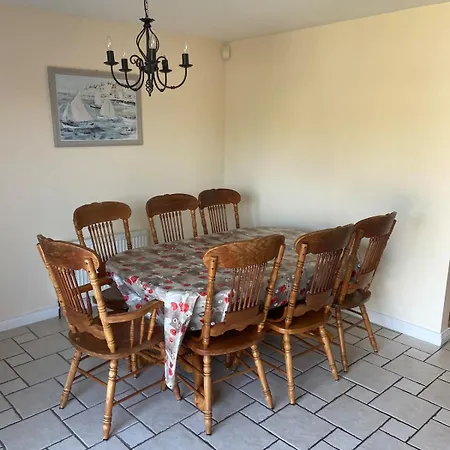 Spacious 5 Bed With Free Parking 킬라니