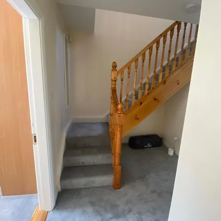 Spacious 5 Bed With Free Parking 펜션 킬라니