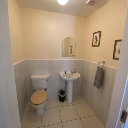 Spacious 5 Bed With Free Parking 킬라니