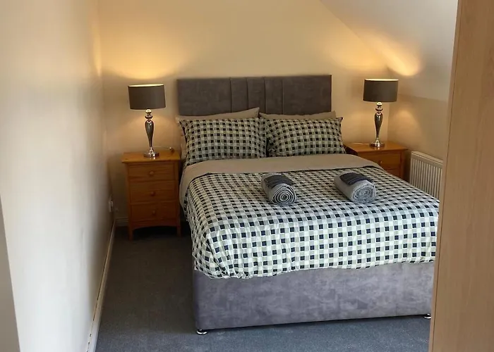 Spacious 5 Bed With Free Parking *