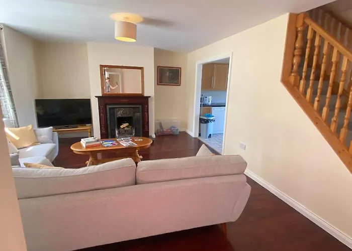 Spacious 5 Bed With Free Parking *