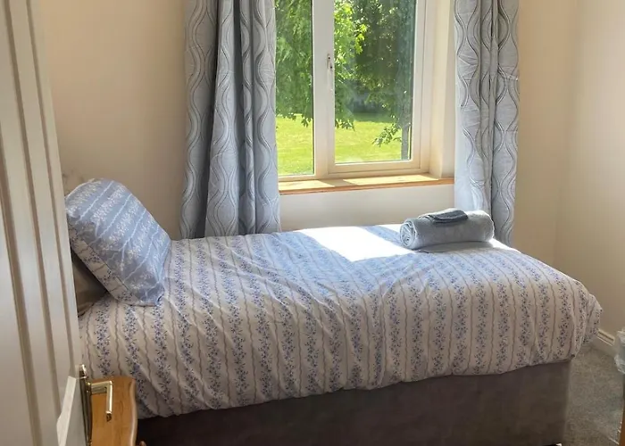 Spacious 5 Bed With Free Parking *