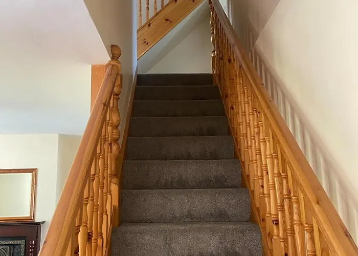 Spacious 5 Bed With Free Parking *