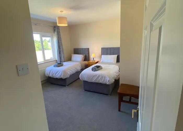 Spacious 5 Bed With Free Parking Casa vacanze