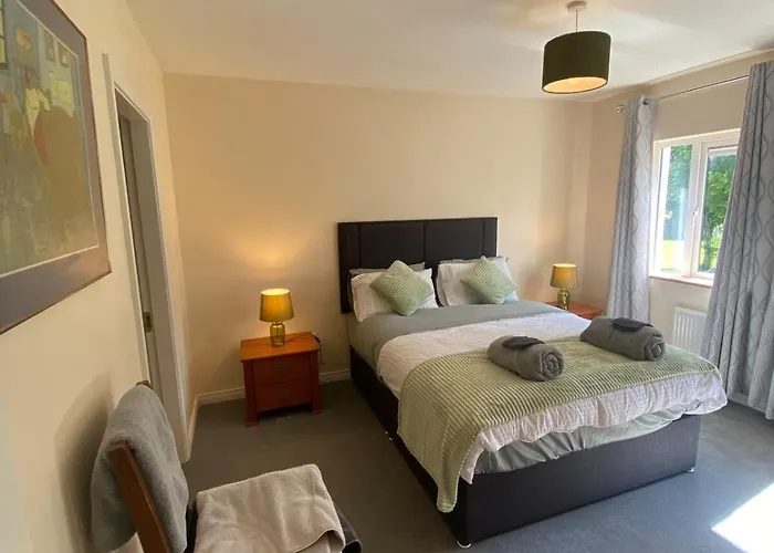 Spacious 5 Bed With Free Parking Holiday home