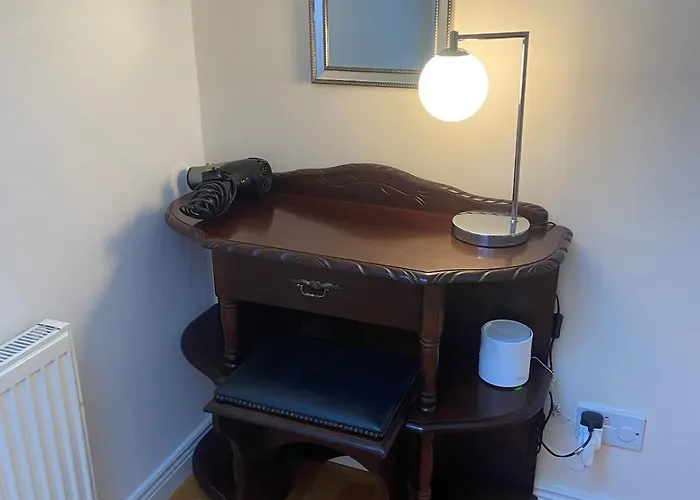 Spacious 5 Bed With Free Parking Holiday home