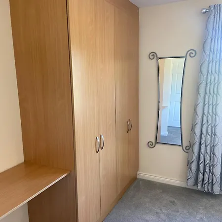 בית נופש Spacious 5 Bed With Free Parking