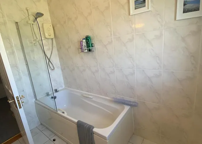 Spacious 5 Bed With Free Parking