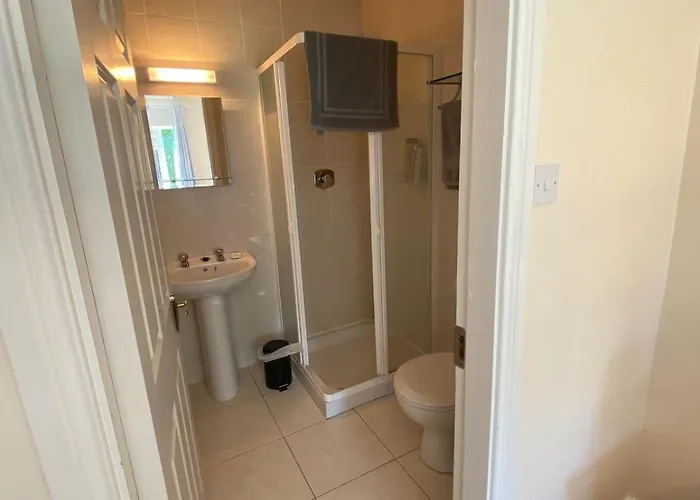 Spacious 5 Bed With Free Parking קיל איירן