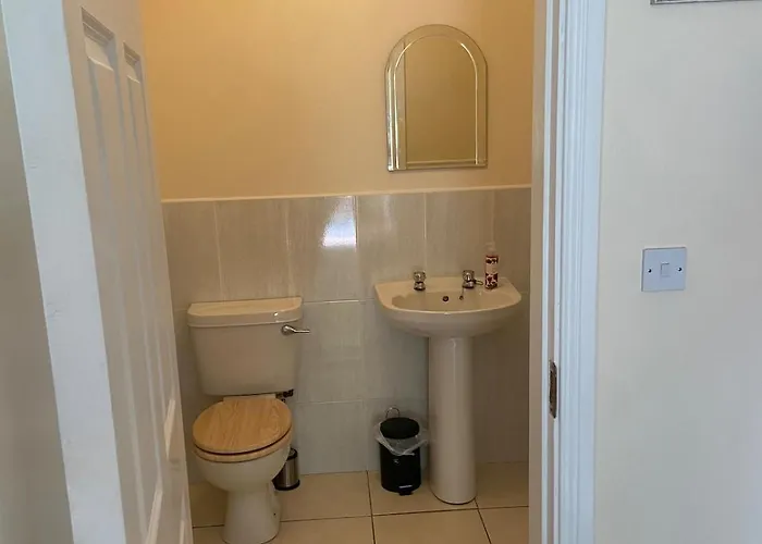 Spacious 5 Bed With Free Parking בית נופש