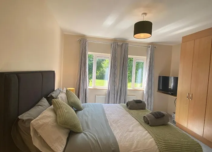 בית נופש Spacious 5 Bed With Free Parking *