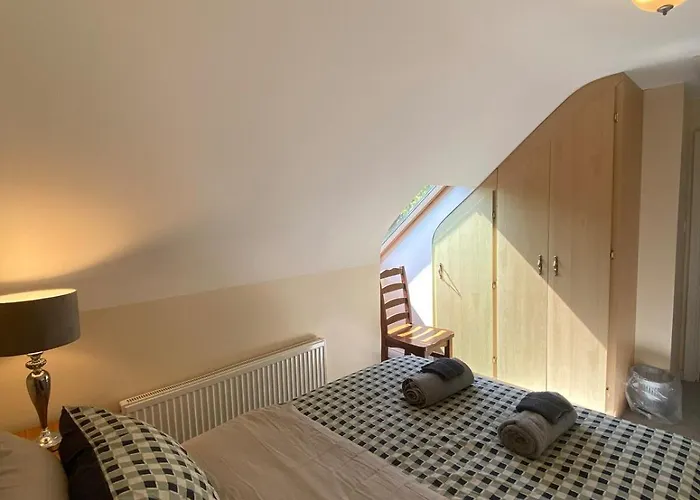 בית נופש Spacious 5 Bed With Free Parking