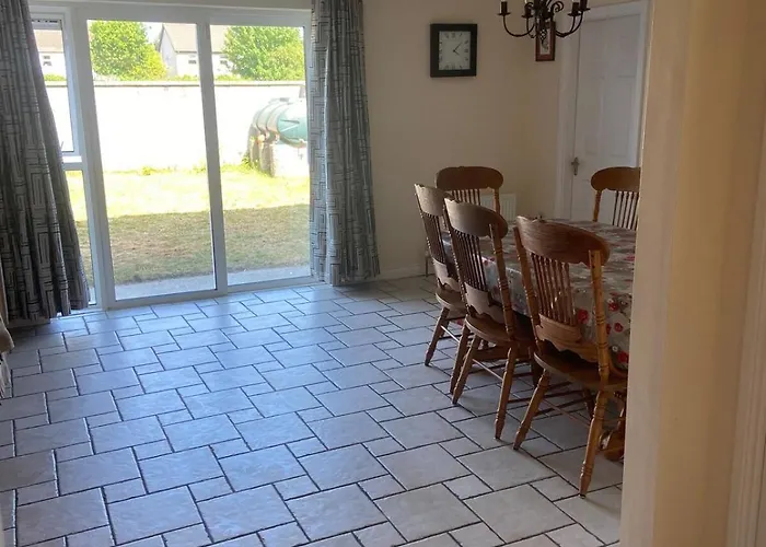 Spacious 5 Bed With Free Parking קיל איירן