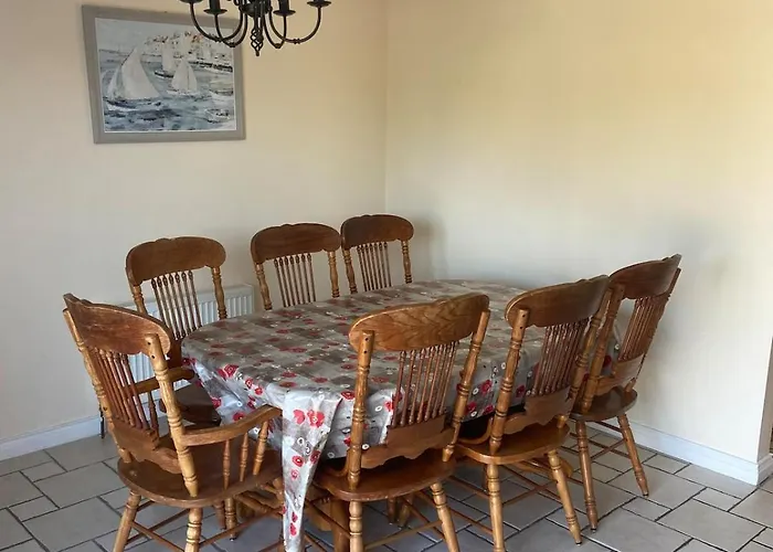 Spacious 5 Bed With Free Parking קיל איירן