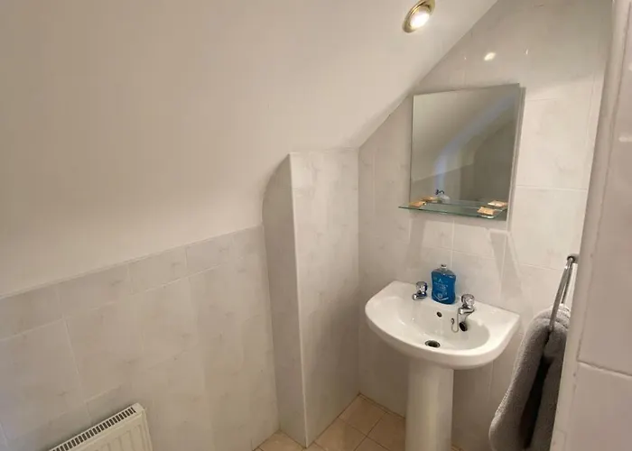 בית נופש Spacious 5 Bed With Free Parking