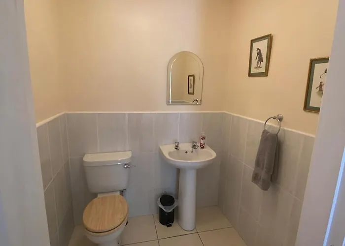 Spacious 5 Bed With Free Parking קיל איירן